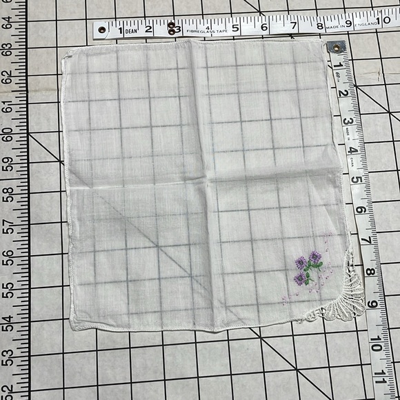 Lot of vintage handkerchiefs/linens w/embroidery and lace embellishments - Picture 9 of 16